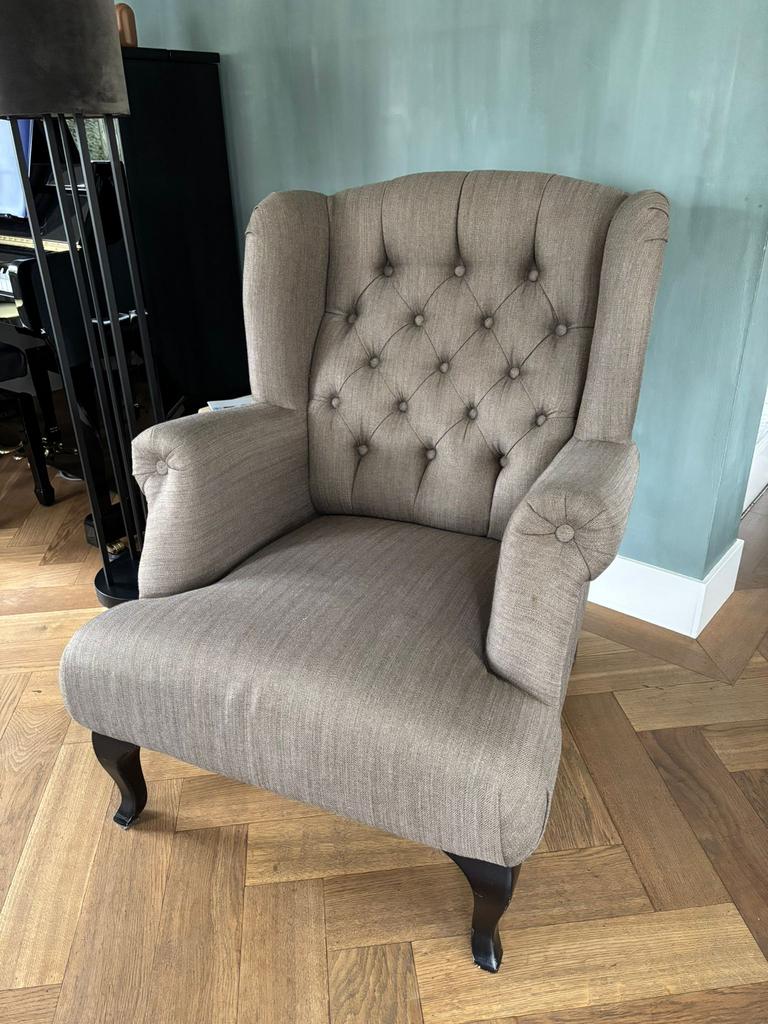 Fauteuil oormodel bruin gecapitonneerd, Huis en Inrichting, Fauteuils, 75 tot 100 cm, Ophalen of Verzenden, Zo goed als nieuw