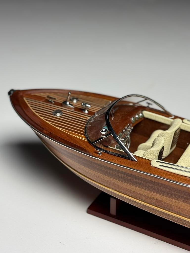 Riva Modelboot op standaard, Hobby en Vrije tijd, Modelbouw | Boten en Schepen, Ophalen of Verzenden, Zo goed als nieuw