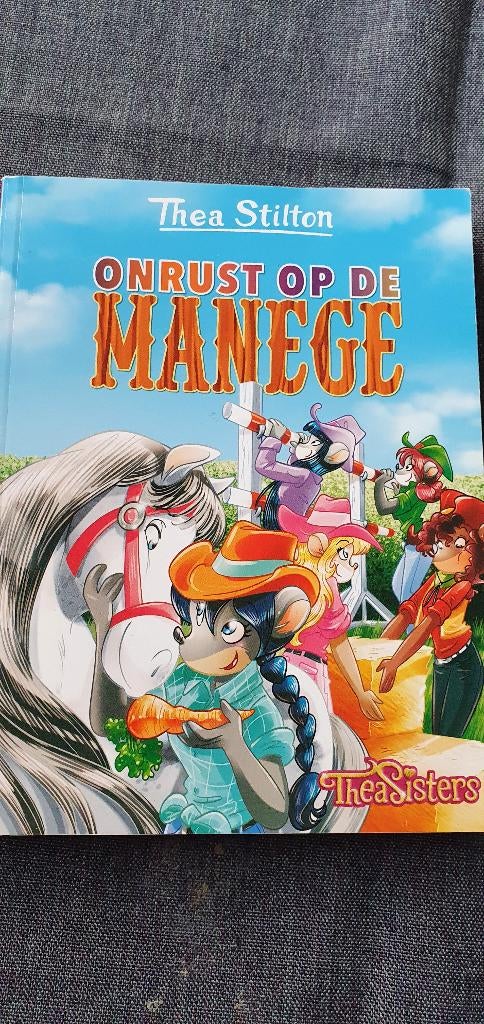 Boek Thea Stilton Onrust op de manege, Ophalen of Verzenden, Zo goed als nieuw, Fictie algemeen