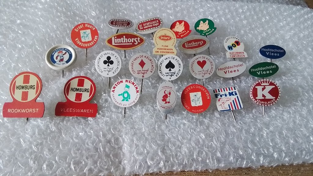 24 verschillende speldjes vlees, vleeswaren, slagerijen, Ophalen of Verzenden, Zo goed als nieuw, Overige onderwerpen