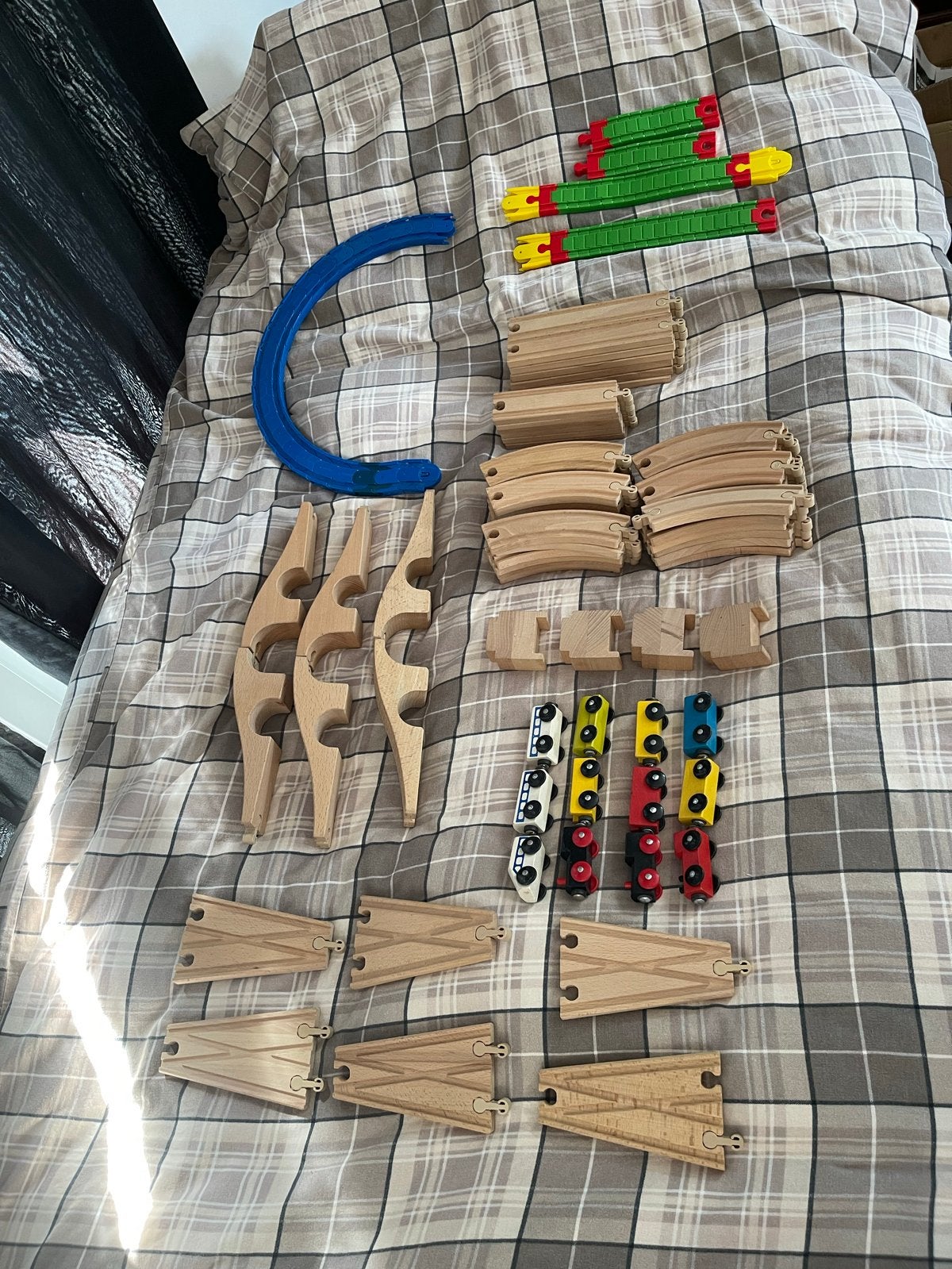Grote set Ikea houten treinrails met treintjes en bruggen, Kinderen en Baby's, Ophalen of Verzenden, Zo goed als nieuw, Rij- of Hobbelspeelgoed