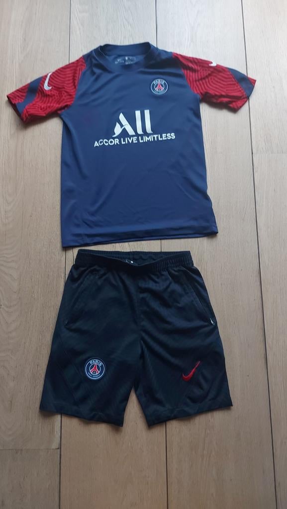 Paris saint germain Nike setje broek/shirt
maat L (147 /158), Gebruikt, Sport- of Zwemkleding, Ophalen of Verzenden, Nike