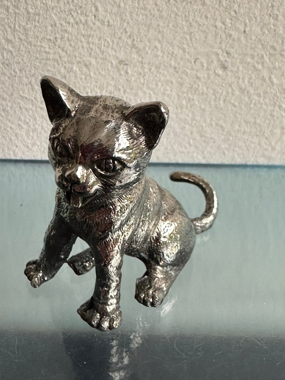 Oud verzilverd tin Poes / Kat beeldje miniatuur, Ophalen of Verzenden, Gebruikt
