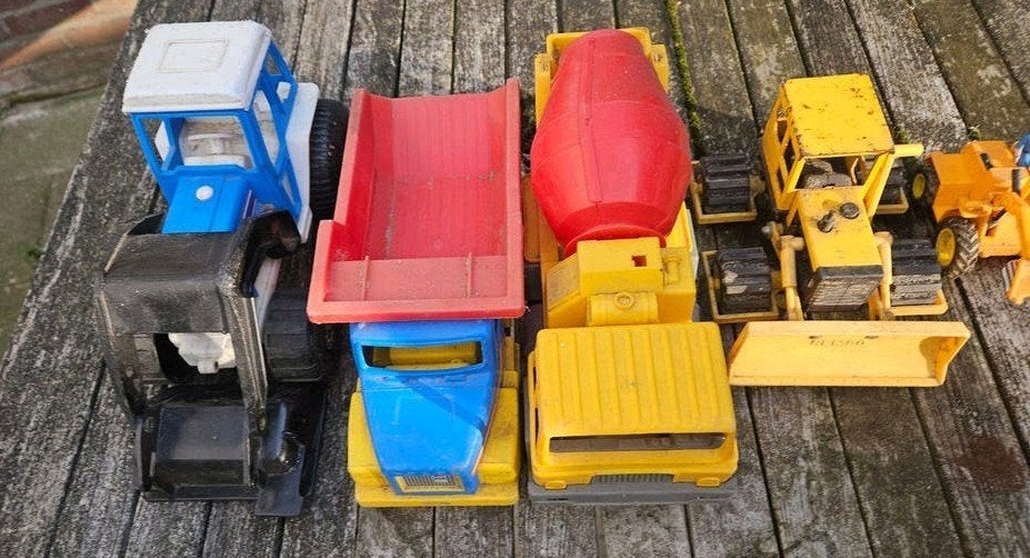 Oud speelgoed: bouwvoertuigen met gebruikssporen, Ophalen, Gebruikt
