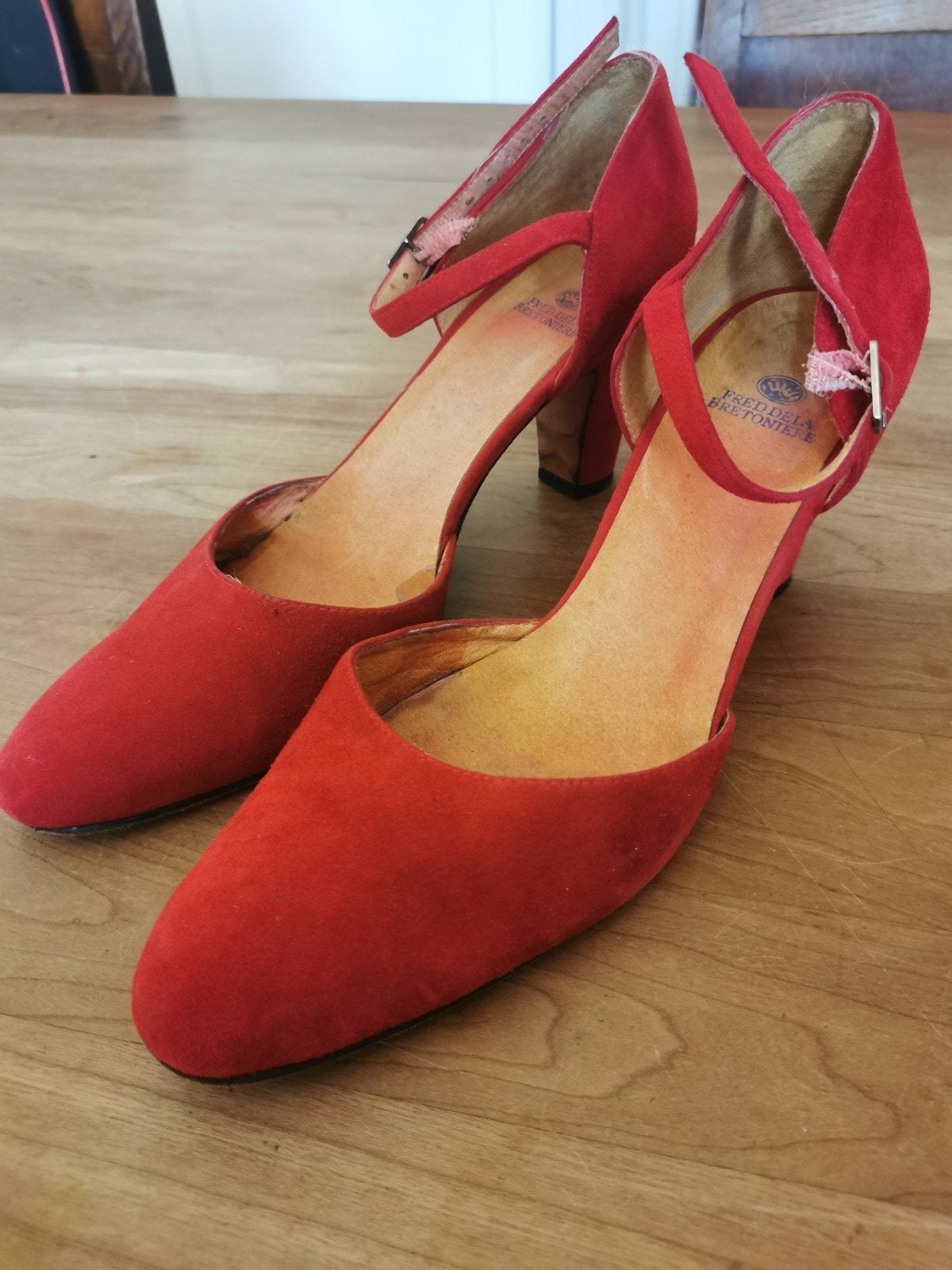 Rode suède schoenen tango/salsa. Mt 39 Fred dela Bretoniere, Pumps, Fred de la Bretoniere, Ophalen of Verzenden, Zo goed als nieuw