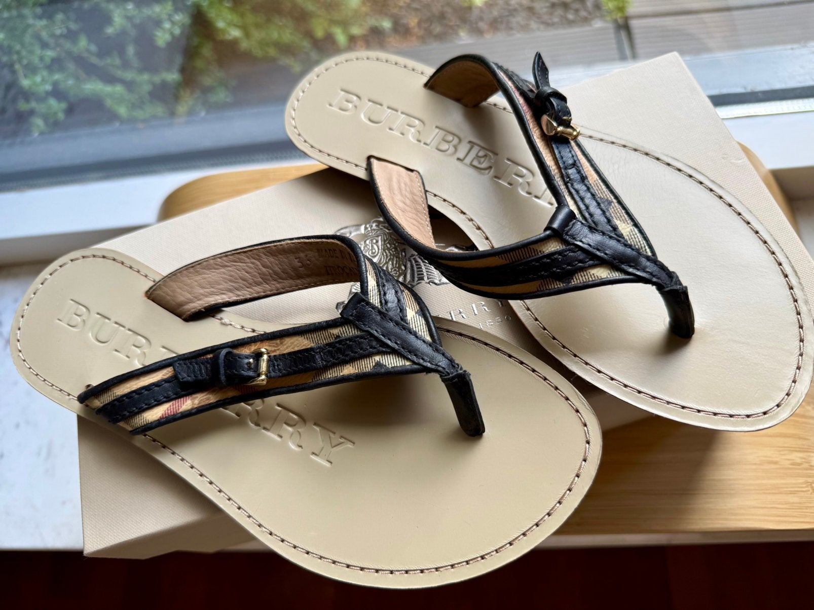 Burberry teenslippers maat 36 – als nieuw, inclusief doos, Bruin, Zo goed als nieuw, Burberry, Sandalen of Muiltjes