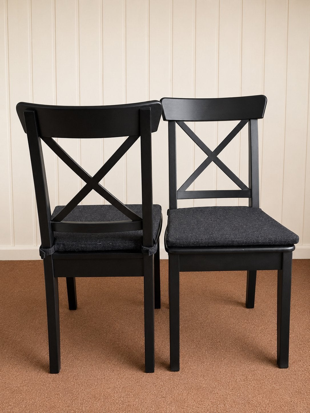 Zwarte houten stoelen met grijs zitkussen (2 stuks), Huis en Inrichting, Stoelen, Ophalen, Gebruikt, Twee, Zwart