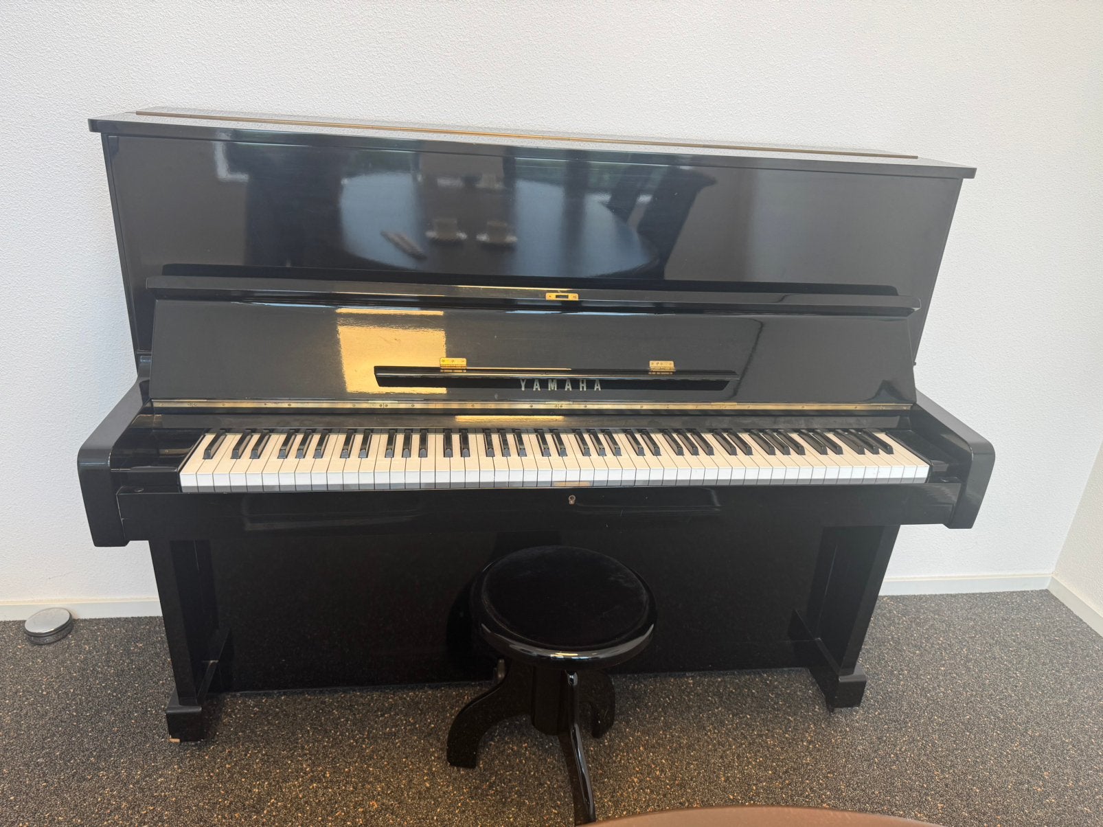 Hoogglans zwarte Yamaha U1 inclusief pianokruk, Muziek en Instrumenten, Ophalen, Gebruikt, Zwart, Piano