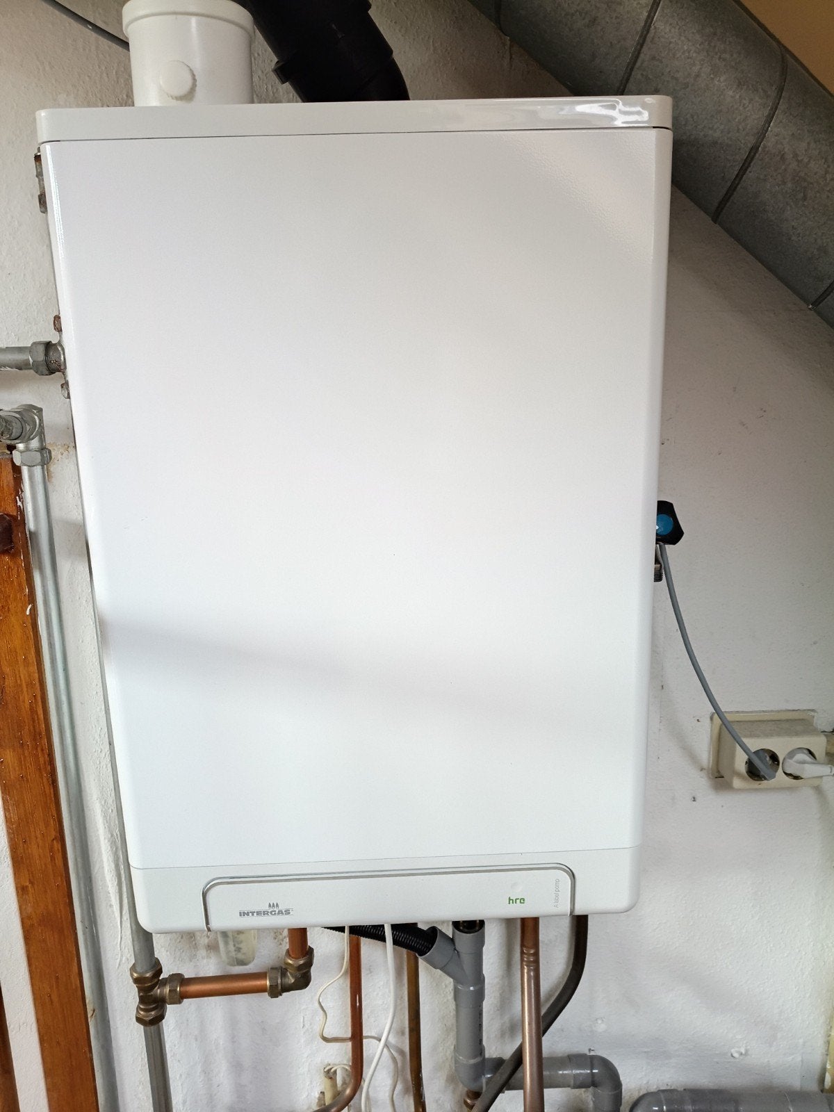 Intergas kombi kompakt HRE 28/24A uit 2023, Ophalen, Aardgas, Geiser, Zo goed als nieuw