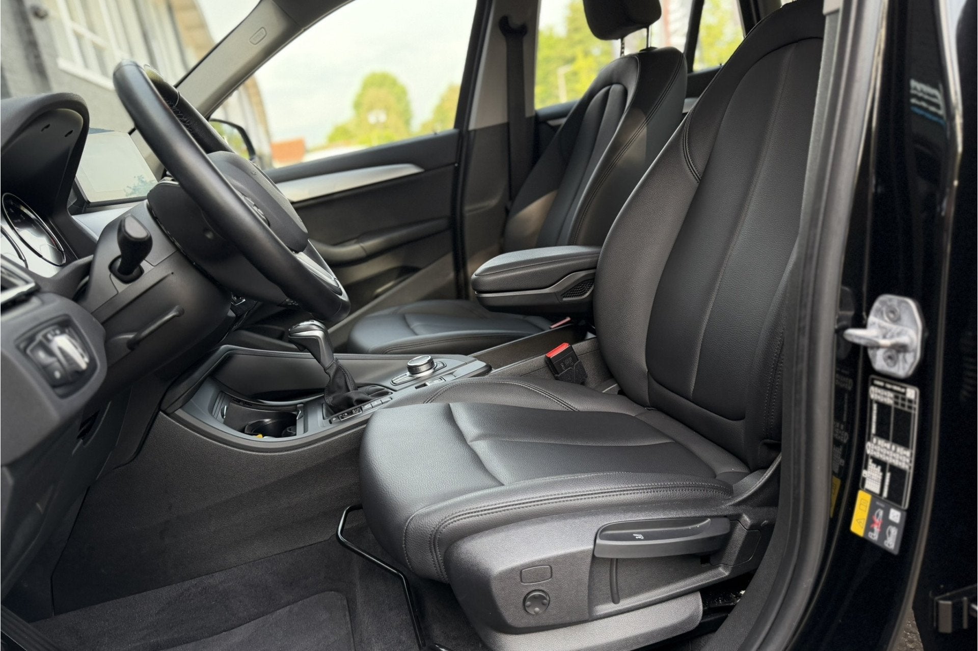 BMW X1 xDrive25e | Head-Up | Trekhaak | Leder | Camera | Sto, Gebruikt, Zwart, Bedrijf, Vierwielaandrijving