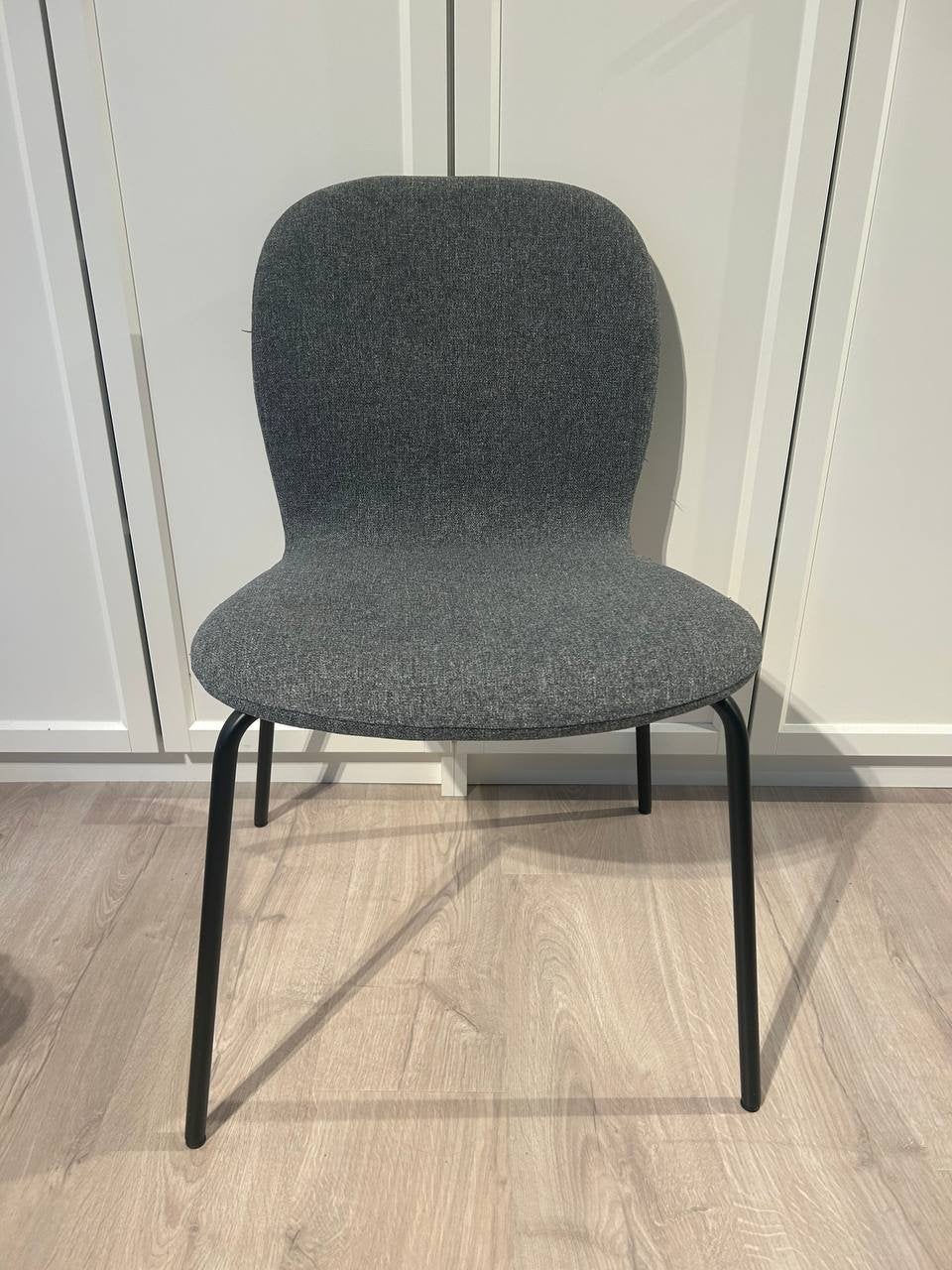 4 IKEA KARLPETTER stoelen - middengrijs met zwart onderstel, Huis en Inrichting, Gebruikt, Ophalen of Verzenden, Vier, Stof
