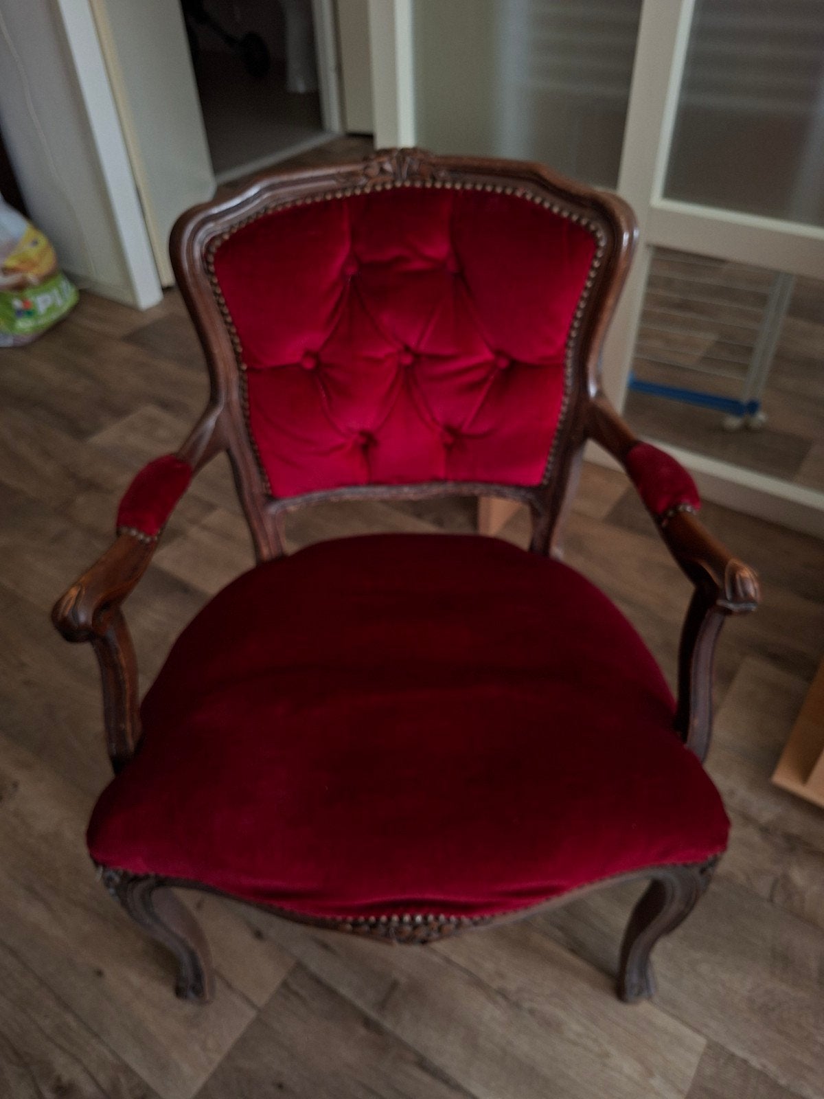 Antieke fauteuil met rood fluweel, Ophalen