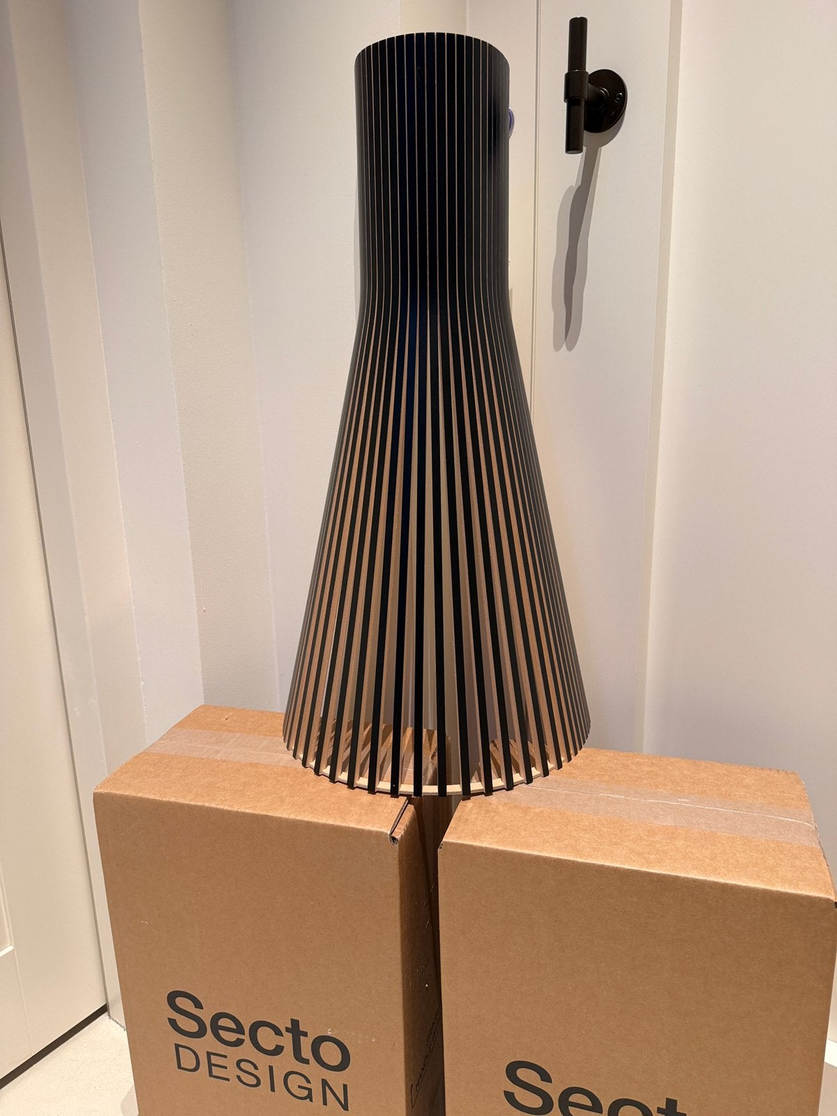 Prachtige Secto wandlamp Black 60cm (4230) - zgan!, Ophalen, Bruin, Zo goed als nieuw, Wandlamp