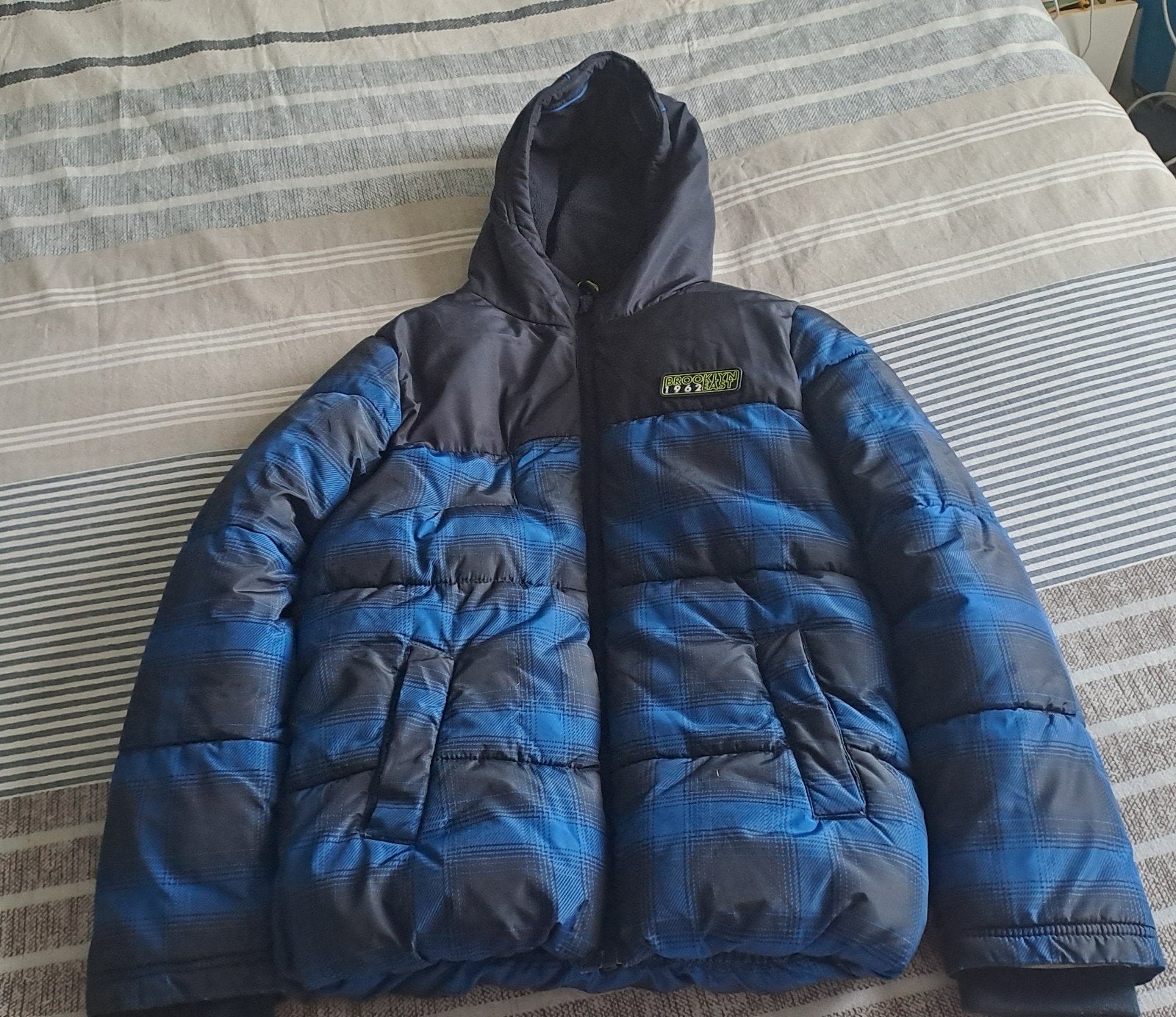 Warme winterjas voor jongens - Blauw geruit maat 134/140, Ophalen of Verzenden, Gebruikt, Onbekend, Jongen