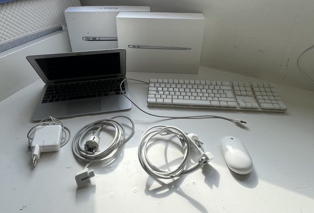 Apple bundel:  MacBook Air A1465 + opladers +, Computers en Software, Apple Macbooks, Gebruikt, Verzenden, 128 GB of minder, Azerty