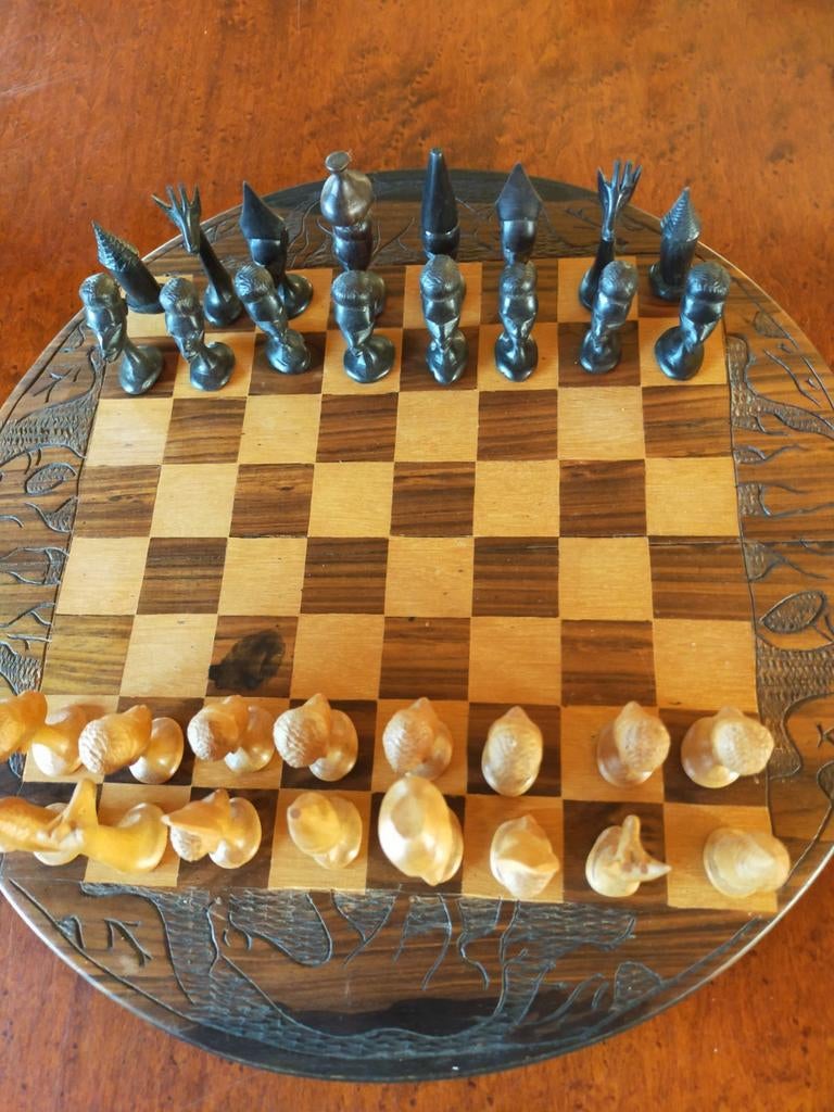 Handgesneden schaakbord uit midden Afrika, Ophalen of Verzenden