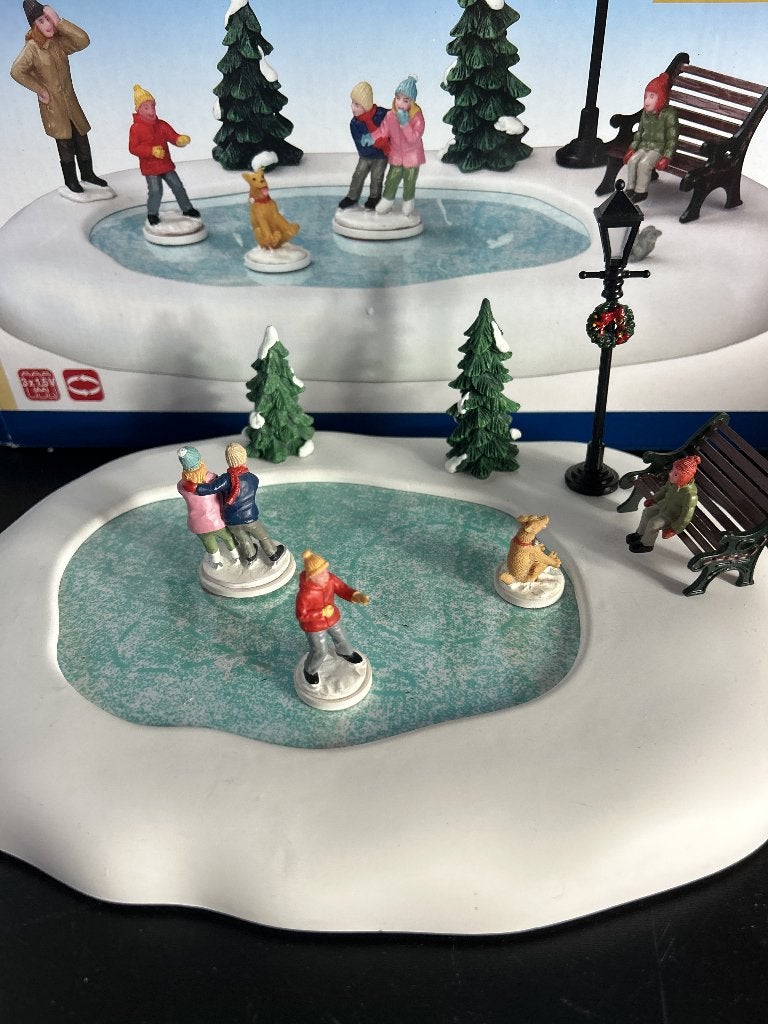 Lemax silly situation winter skating 2015, Ophalen of Verzenden, Gebruikt