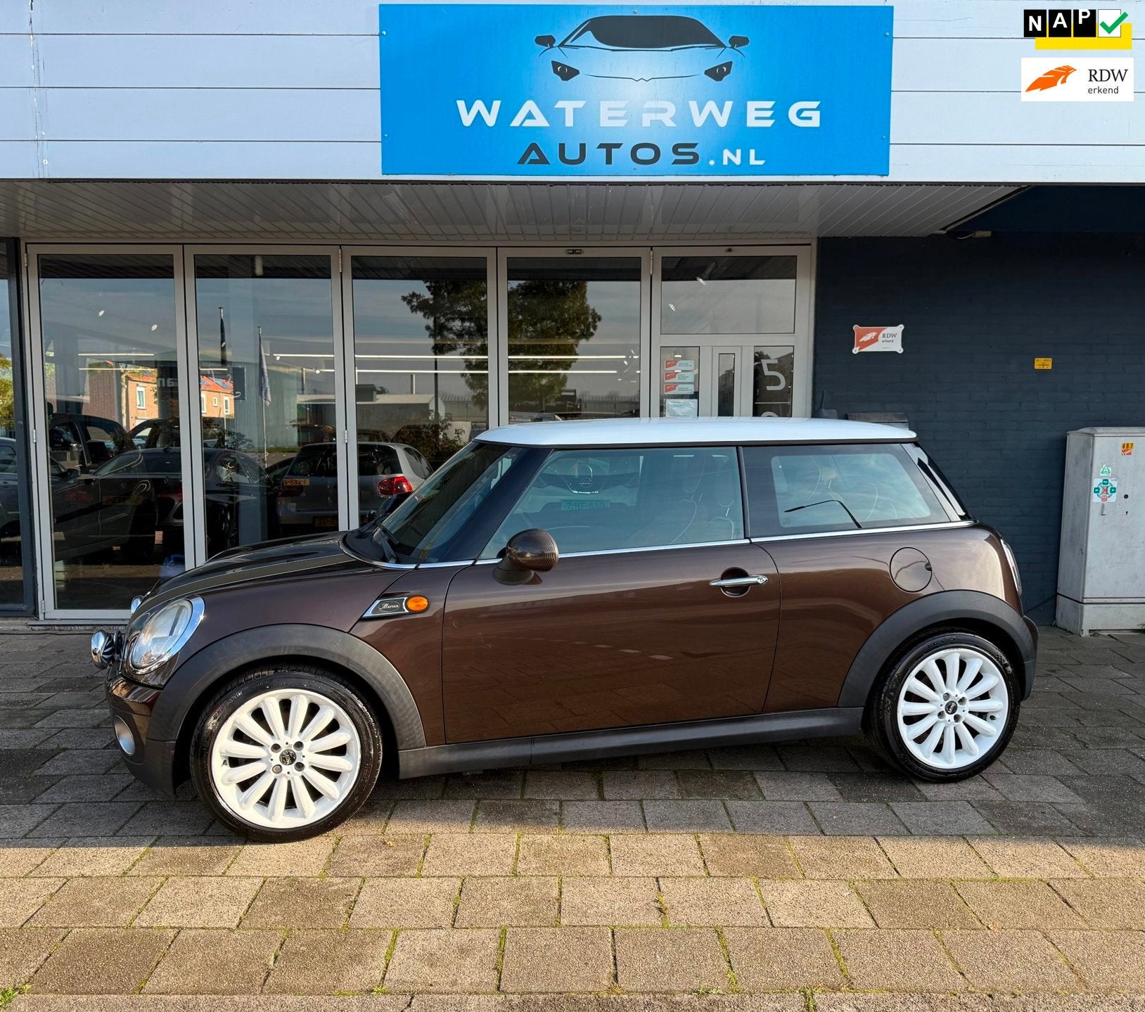 Mini 3-Deurs 1.6 Cooper Mayfair AIRCO|LEDER|STOEL VERW.|APK, Auto's, Voorwielaandrijving, 4 cilinders, Bruin, 4 stoelen