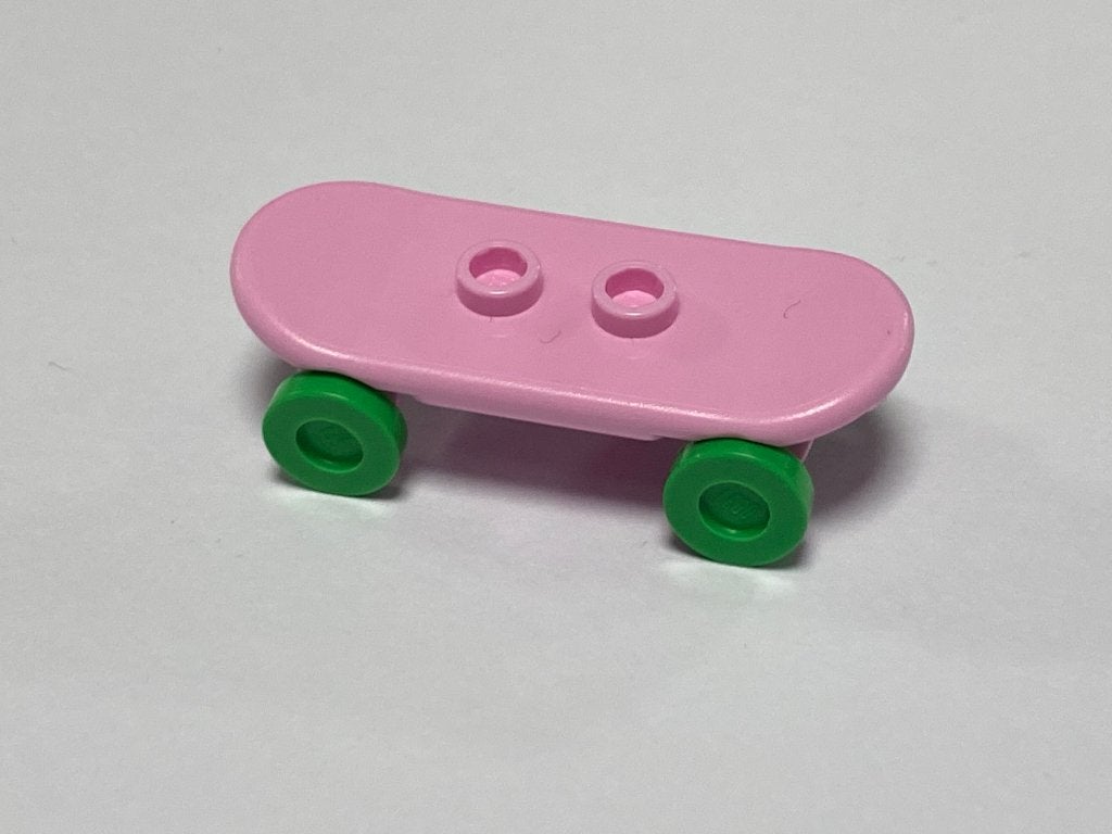 Nieuwe lego roze skateboard met fel groene wielen