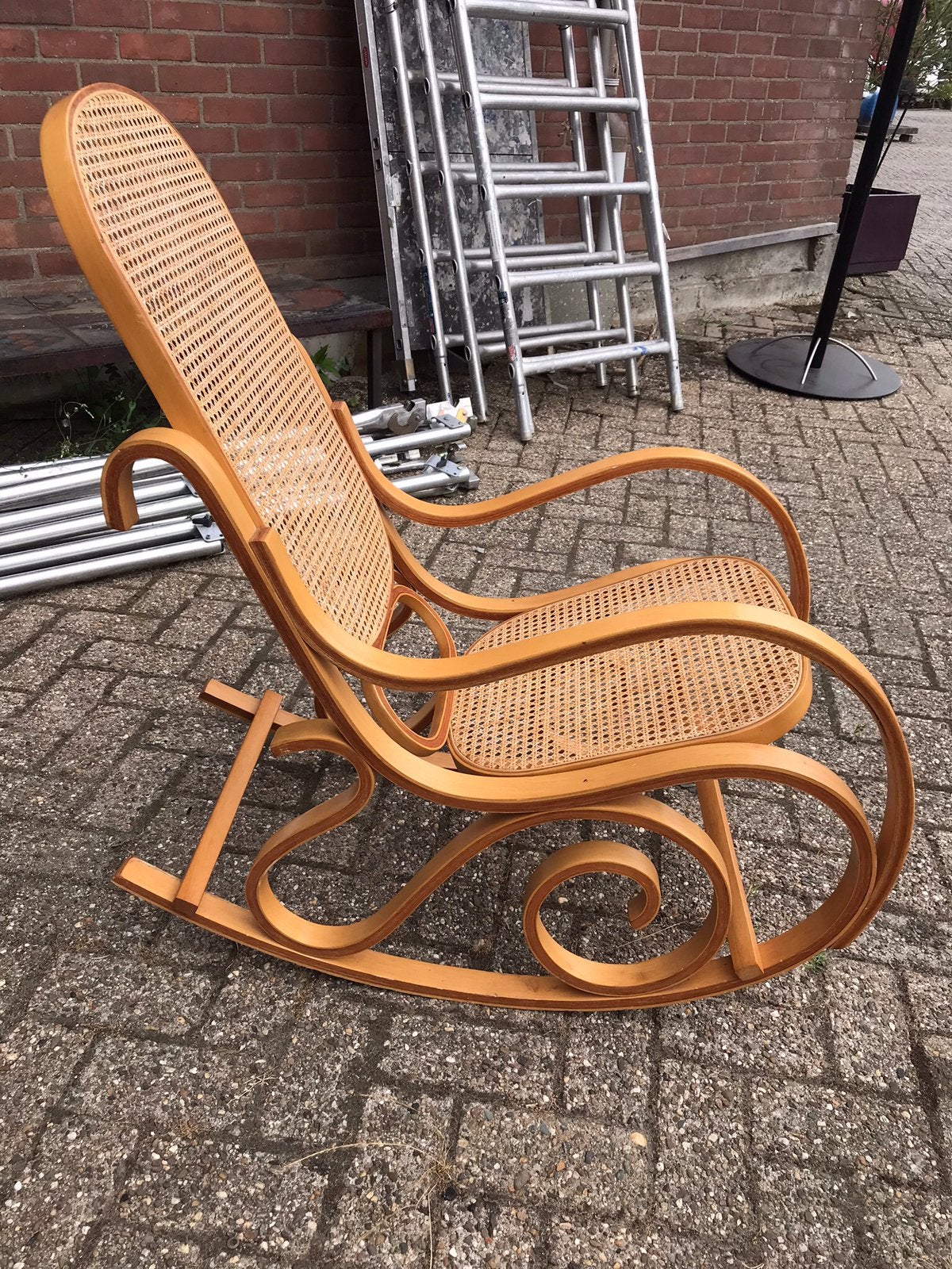 Thonet stijl Luigi Crassevig jaren 70 schommelstoel, Huis en Inrichting, Ophalen, Gebruikt, 75 tot 100 cm, 50 tot 75 cm