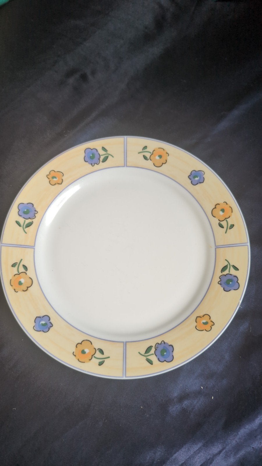 Twee borden met bloemmotief, geel en blauw, Gebruikt, Overige merken, Keramiek, Ophalen of Verzenden