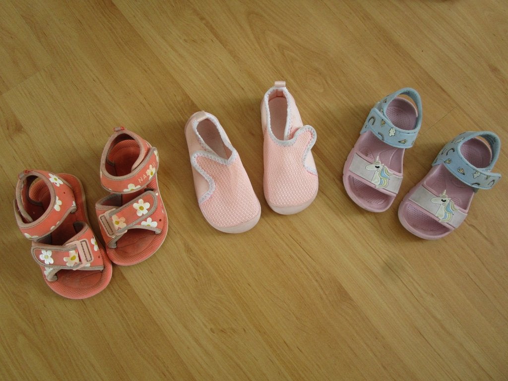 Drie paar (water) sandalen + schoentjes, Kinderen en Baby's, Kinderkleding | Schoenen en Sokken, Meisje, Sportschoenen, Zo goed als nieuw