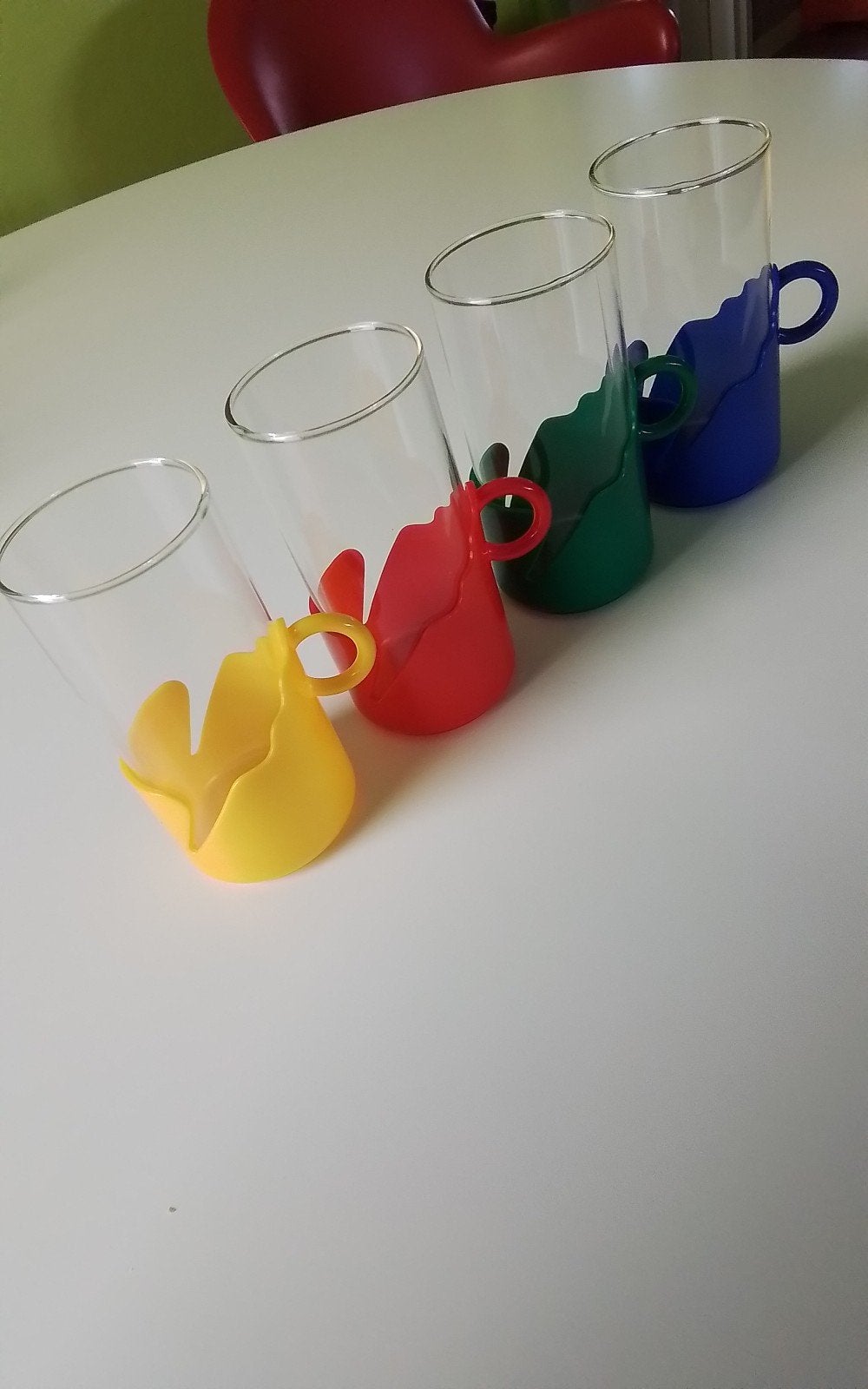 💐4 RETRO THEEGLAZEN MET GEKLEURDE HOUDERS, Ophalen of Verzenden, Glas, Overige stijlen, Kop(pen) en/of Schotel(s)
