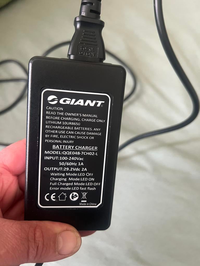 Gaint twist oplader, Audio, Tv en Foto, Opladers, Ophalen of Verzenden, Zo goed als nieuw