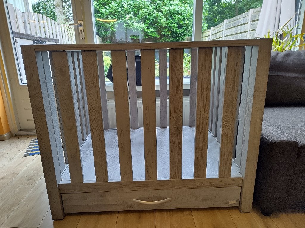 baby box grijs met kleiding, Kinderen en Baby's, Ophalen, Gebruikt, Rechthoekig, In hoogte verstelbaar