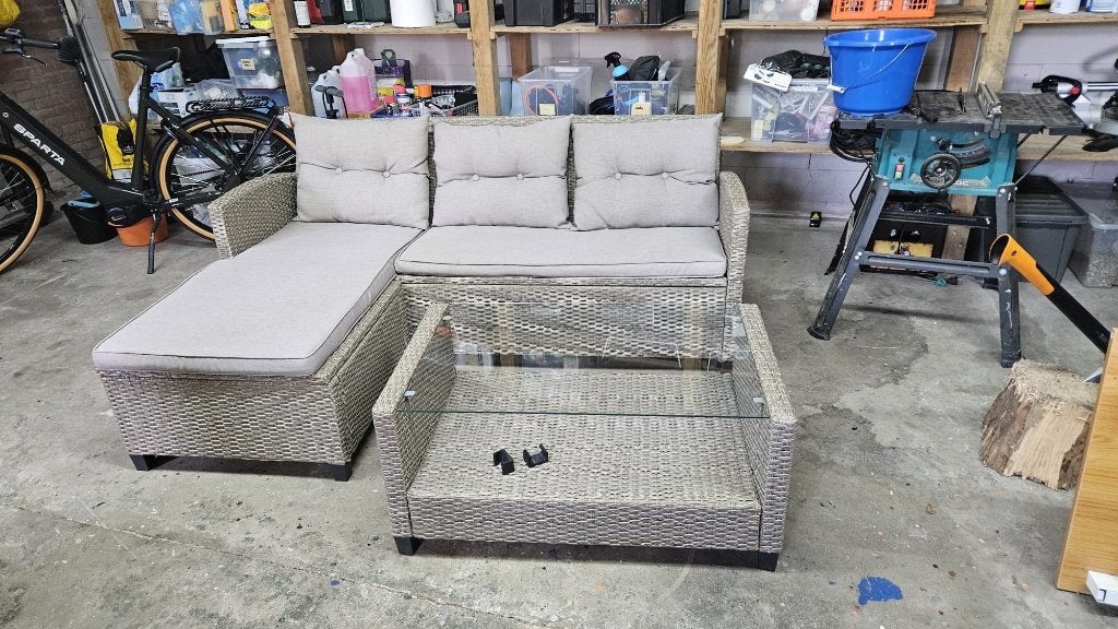 Loungeset met chaise longue en tafel, Ophalen, Kunststof, Gebruikt, 3 zitplaatsen
