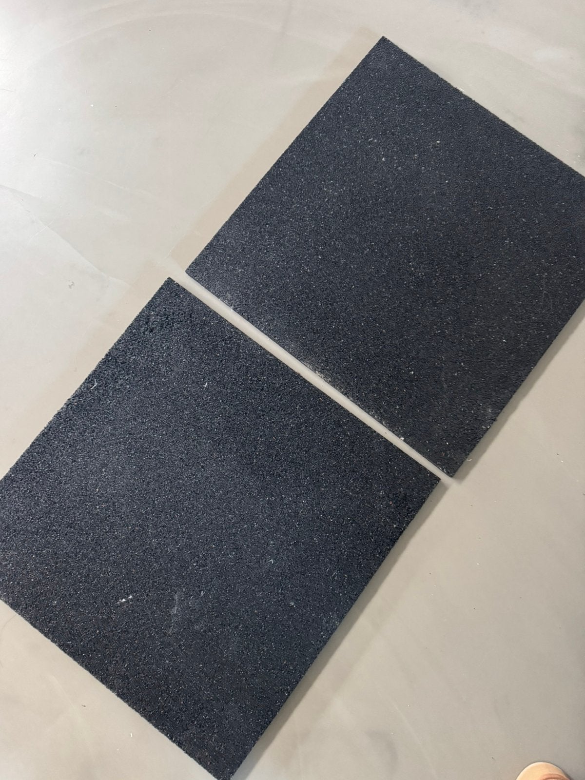 2 Zwarte Rubber Tegels - Schokdempend & Antislip, Ophalen, Zo goed als nieuw, 1200 tot 1600 toeren, Minder dan 85 cm