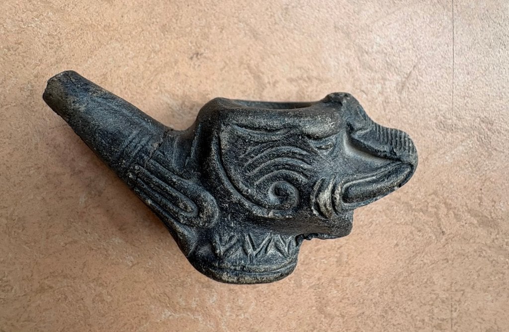 Stenen pijpenkop met een olifant, India, Ritueel object, Steen/keramiek, India, Grijs