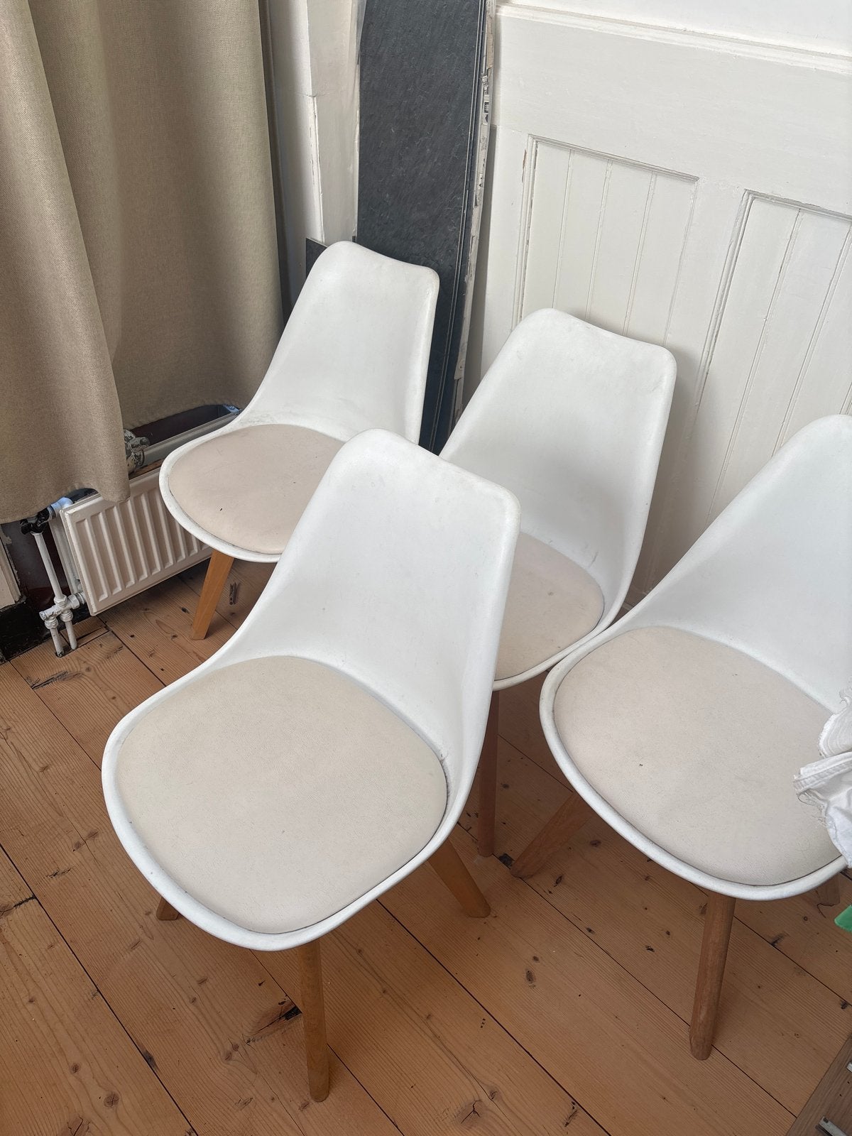 4 Witte kuipstoelen met houten poten, Huis en Inrichting, Stoelen, Gebruikt, Wit, Vier, Ophalen