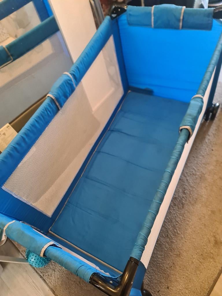 Koelstra Campingbedje Blauw Reisbedje met wielen, Ophalen, Gebruikt, Reisbedje