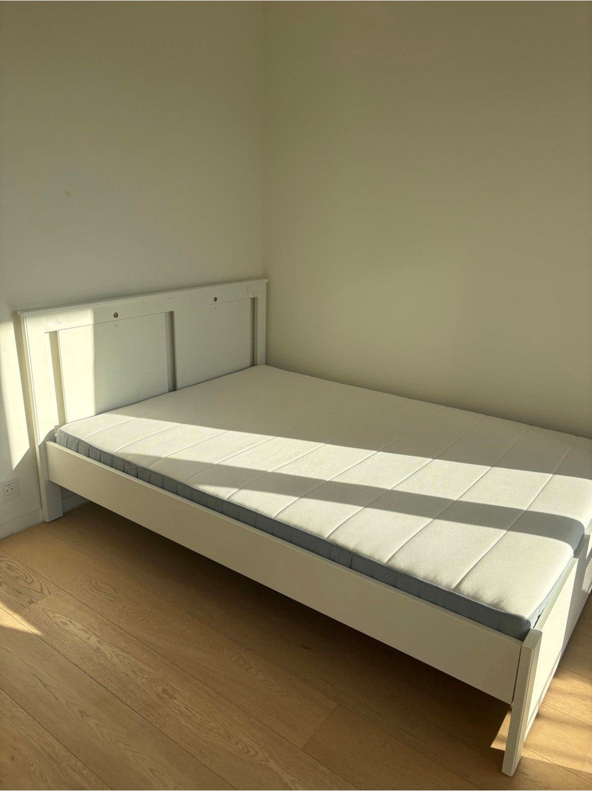 IKEA songesand bed met vesteroy matras: nieuwprijs 335, Ophalen, Wit, Tweepersoons, 140 cm