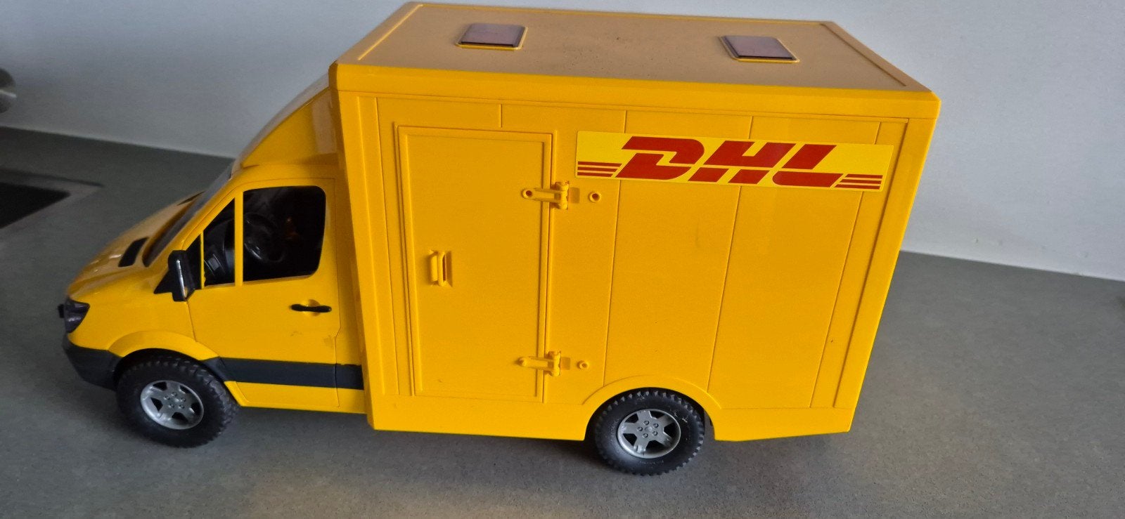 Bruder DHL bestelwagen, Ophalen