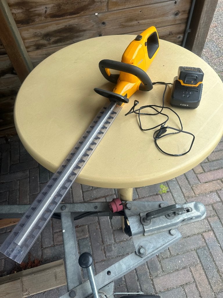 Stiga accu heggenschaar, Tuin en Terras, Ophalen, Zo goed als nieuw, Accu, Stiga