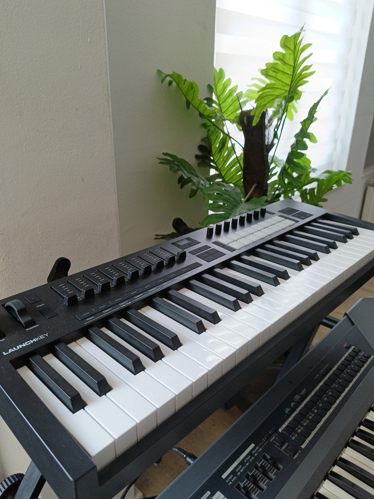 Novation Launchkey MK4 MIDI Keyboard Controller, Muziek en Instrumenten, Keyboards, Zo goed als nieuw, Midi-aansluiting, Ophalen