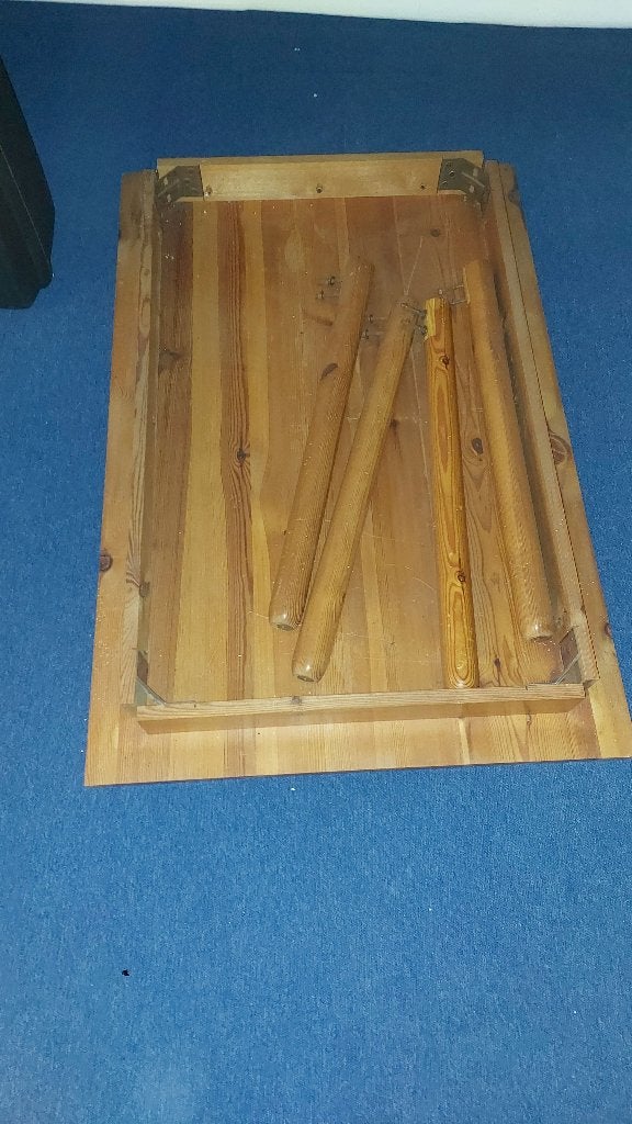 grenen keukentafel met 4  rieten stoelen, Ophalen, Zo goed als nieuw, Past  in elke keuken, 4 tot 6 stoelen
