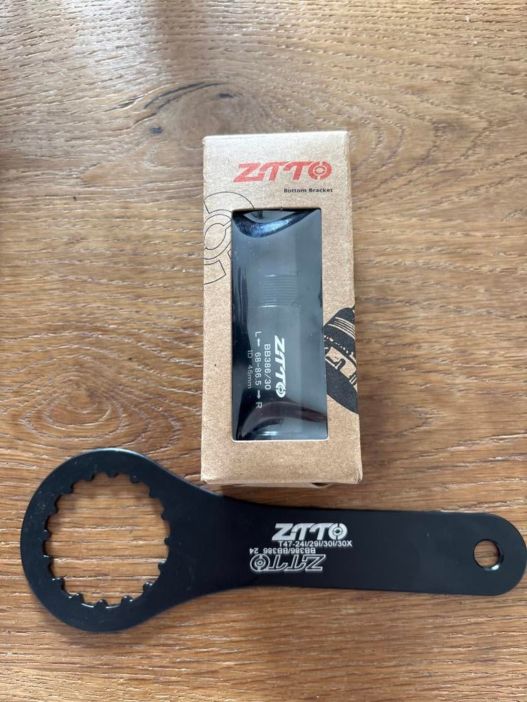ZTTO Bottom Bracket met Sleutel - zgan in Doos, Crankstel of Pedalen, Overige materialen, Ophalen of Verzenden, Zo goed als nieuw