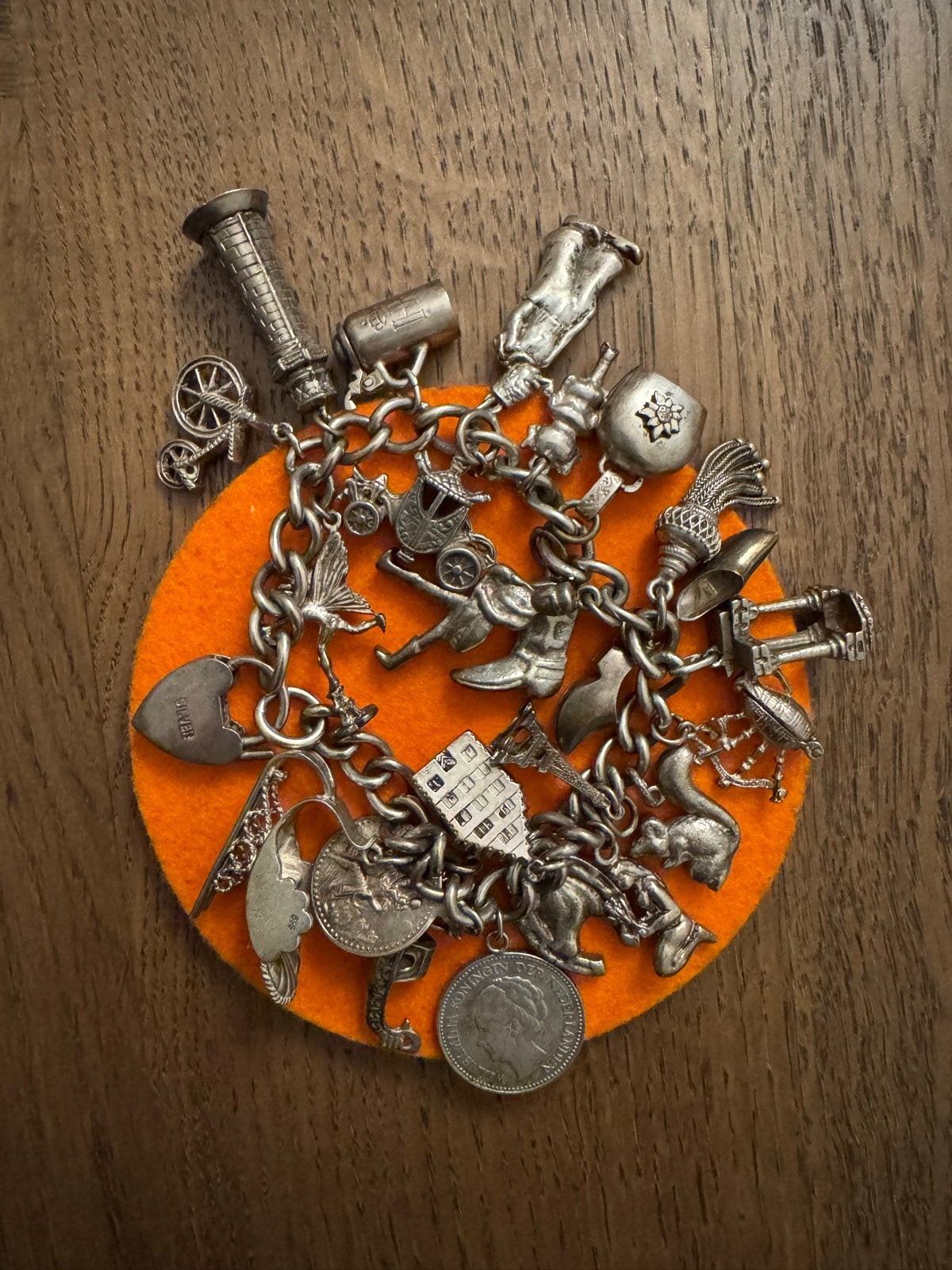 Vintage Zilveren Bedelarmband met Diverse Bedels, Overige merken, Gebruikt, Ophalen of Verzenden, 4 bedels of meer