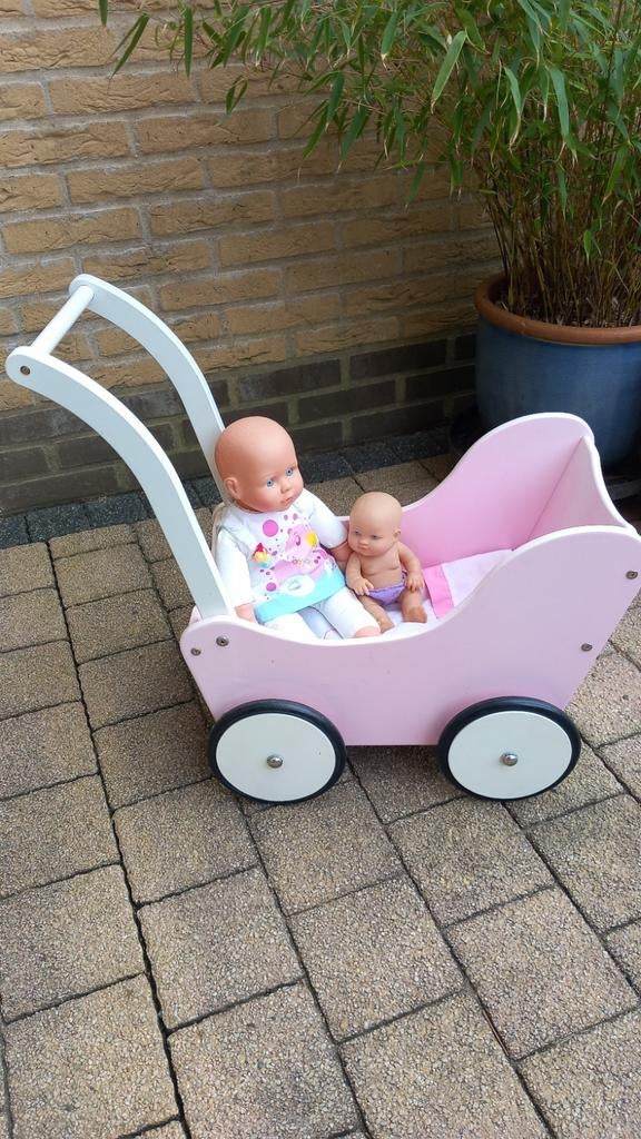 Houten poppenwagen met 2 babypoppen, Kinderen en Baby's, Speelgoed | Poppen, Ophalen of Verzenden, Gebruikt, Babypop