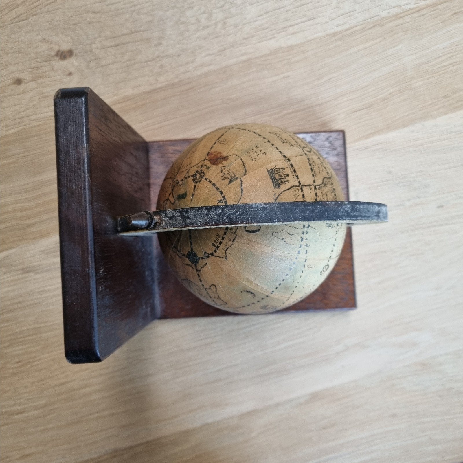 Retro wereldbol (boekensteun), Verzenden
