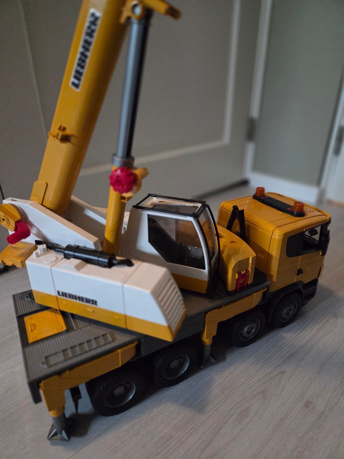 Scania vrachtwagen met Liebherr kraan 560R, Ophalen, Zo goed als nieuw