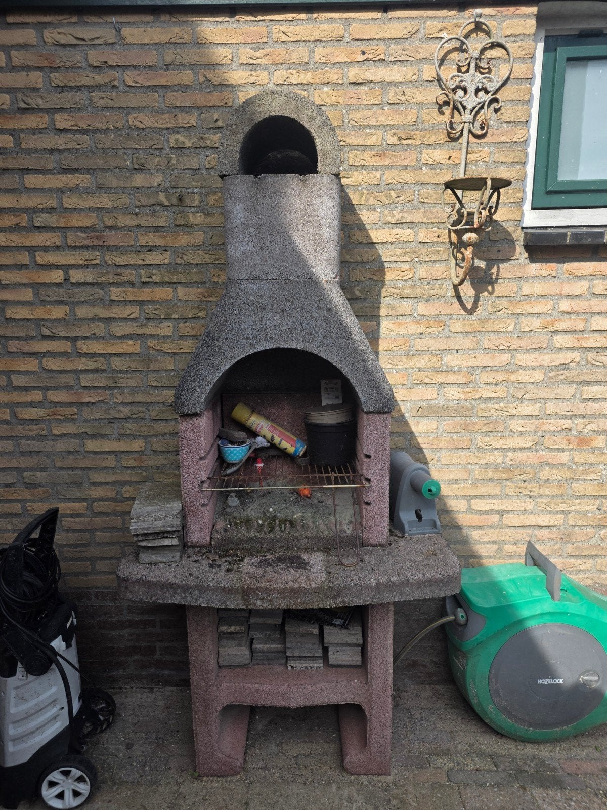 Betonnen barbecue met schoorsteen, Ophalen, Gebruikt, Onbekend