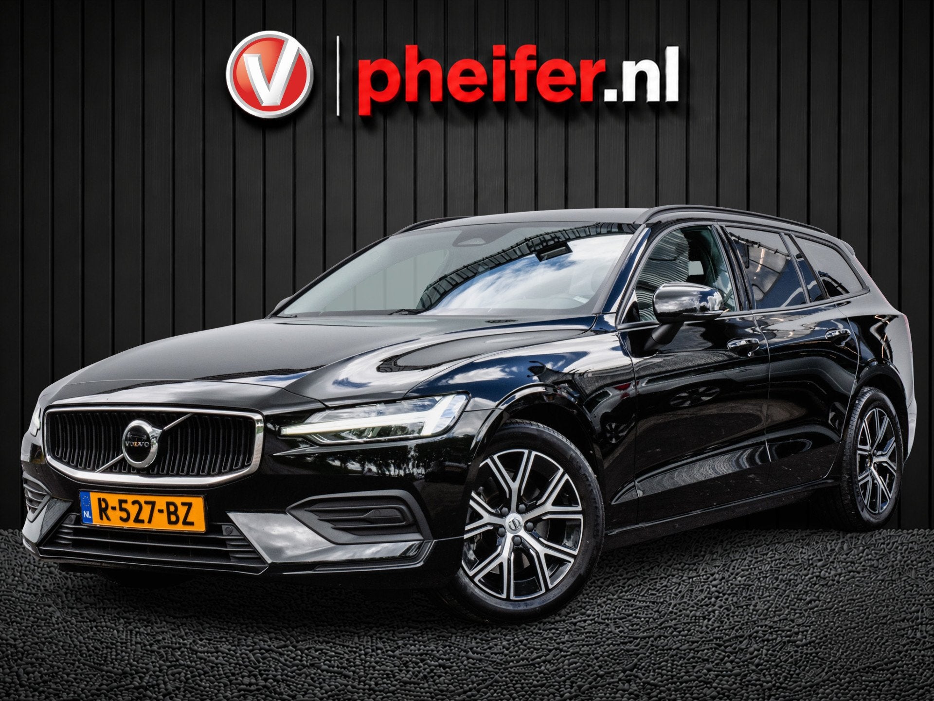 Volvo V60 2.0 B3 Aut. Essential Stuur+stoelverwarming/ Carpl, Auto's, Volvo, Stof, 4 cilinders, 1634 kg, Zwart