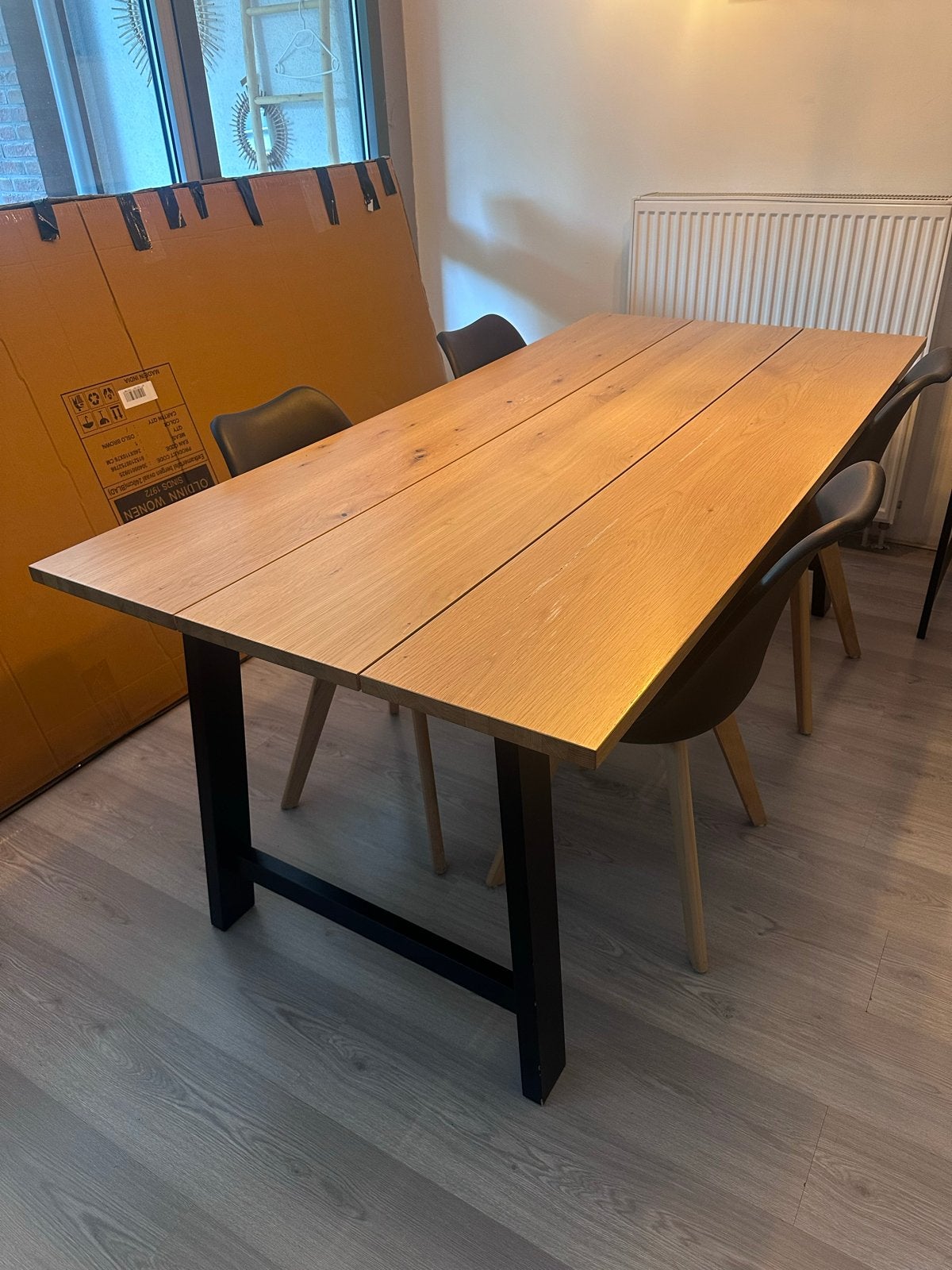 Jysk eettafel met zwart metalen onderstel, Ophalen, Eikenhout, 50 tot 100 cm, Zo goed als nieuw