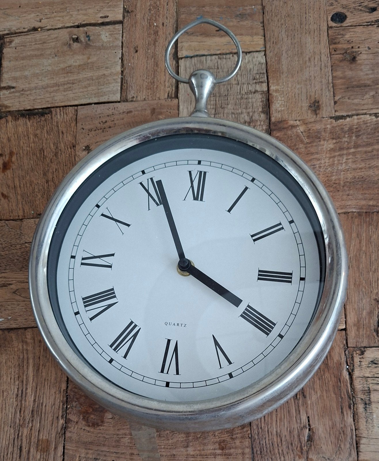 Zilverkleurige Wandklok met Romeinse Cijfers, Analoog, Werkt op batterijen, Ophalen of Verzenden, Zilver