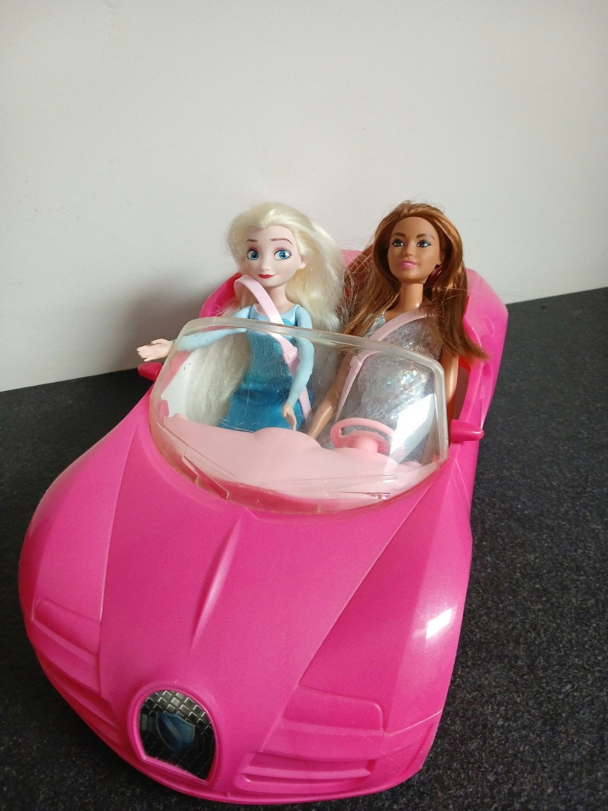 4 poppen met auto en extra kleren, Ophalen of Verzenden, Gebruikt, Barbie
