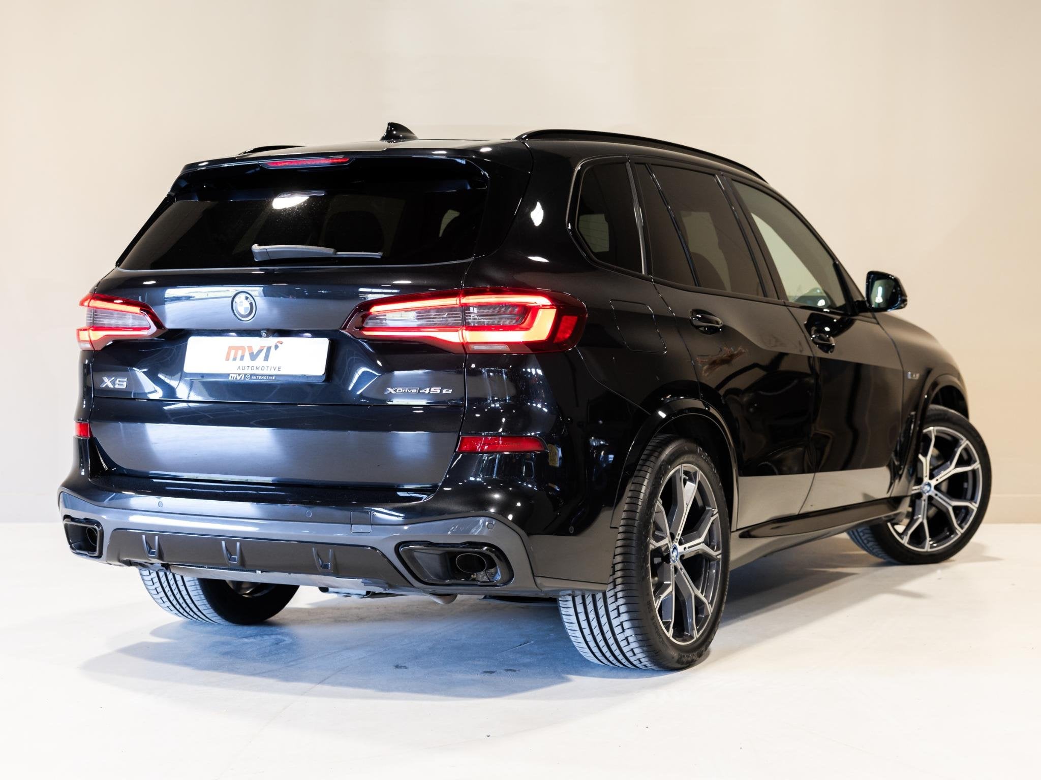 BMW X5 xDrive45e Executive M Pakket / 394pk / SOH 90% / Pano, Auto's, Dealer onderhouden, 394 pk, Met garantie (alle), Zwart